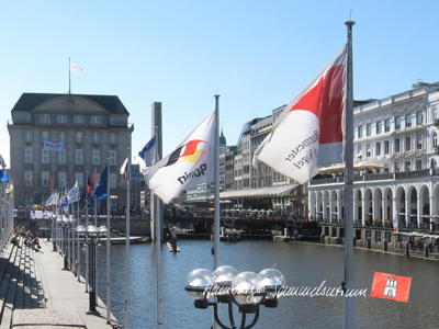 Blick über die kleine Alster auf die Alsterarkaden. Bild 1