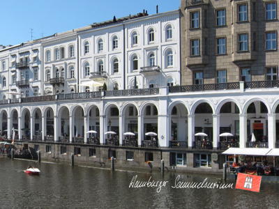 Blick über die kleine Alster auf die Alsterarkaden. Bild 2