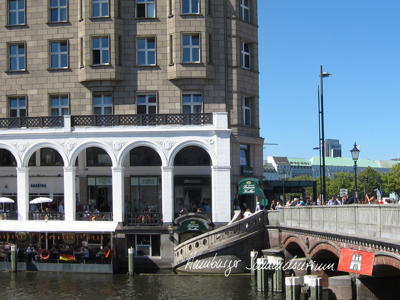 Blick über die kleine Alster auf die Alsterarkaden. Bild 3