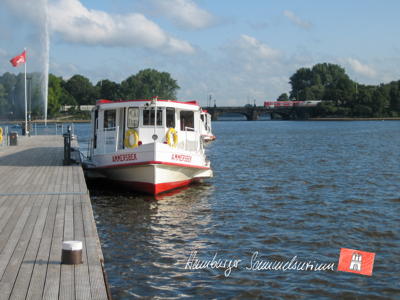 Alsterdampfer am Jungfernstieg.