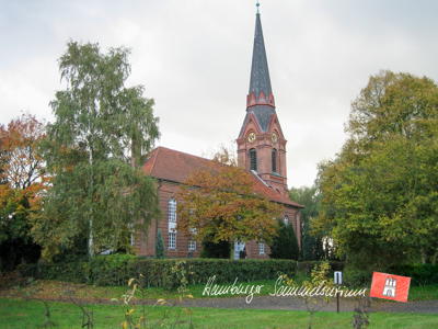 Die Altenwerder Kirche St. Gertrud auf dem kleinen Friedhof.