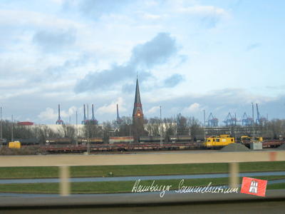 Die Altenwerder Kirche von der Autobahn aus gesehen.