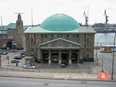 Kopfgebäude am Nordufer bei den St. Pauli-Landungsbrücken.