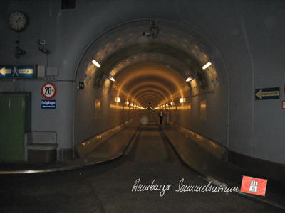 Die westliche Tunnelröhre Richtung Steinwerder.