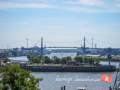 Blick vom Altonaer Balkon Richtung Köhlbrandbrücke. Blick vom Altonaer Balkon Richtung Köhlbrandbrücke.