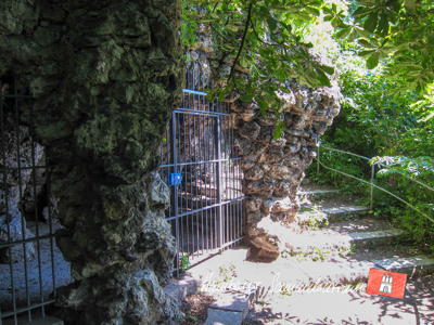 Grotte unter dem Altonaer Balkon. Grotte unter dem Altonaer Balkon.
