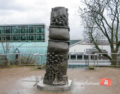 Das Auswandererdenkmal aus Bronze.