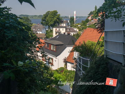 Blick auf die Elbe mit Leuchtturm.