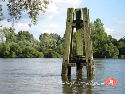 Duckdalben in der Süderelbe