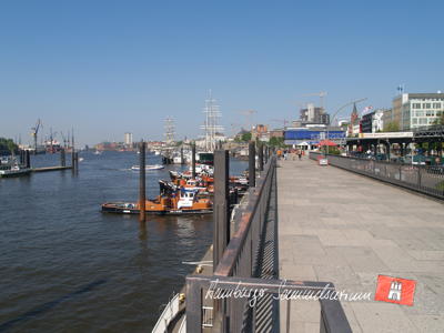 Duckdalben an den Landungsbrücken