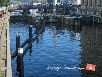 Duckdalben vor der Rathaus Schleuse