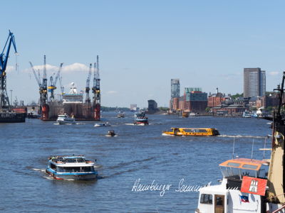 Die Elbe vor den St. Pauli-Landungsbrücken. Die Elbe vor den St. Pauli-Landungsbrücken.