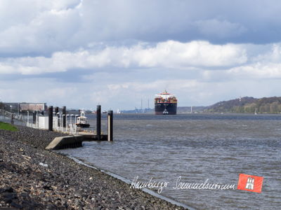 Blick über die Elbe nach Westen in Höhe der Lotsenstation.  Blick über die Elbe nach Westen in Höhe der Lotsenstation.