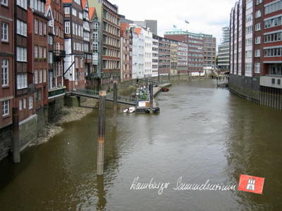 Nikolaifleet bei auflaufendem Wasser, zwischen der Deichstraße und dem Cremon. Nikolaifleet bei auflaufendem Wasser, zwischen der Deichstraße und dem Cremon.
