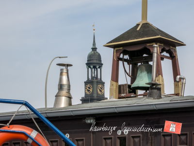 Zwei Kirchtürme, einer an Land und einer auf dem Wasser.
