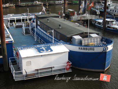 Die Flussschifferkirche an der Hohen Brücke, Blick von der Kaimauer.