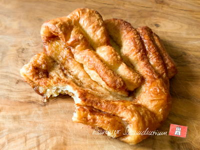 Ein hamburger Franzbrötchen.