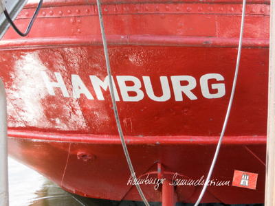 Hamburg am Heck eines Schiffes im Museumshafen.