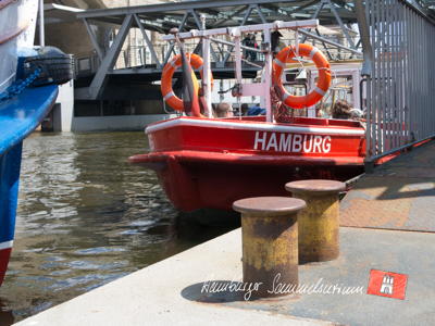 Hamburg am Heck einer Barkasse an den Landungsbrücken. 