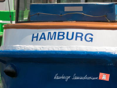 Hamburg am Heck einer Barkasse an den Landungsbrücken.