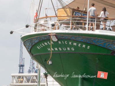 Hamburg am Heck eines Traditionsseglers.