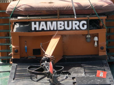 Hamburg am Heck eines Schleppers.