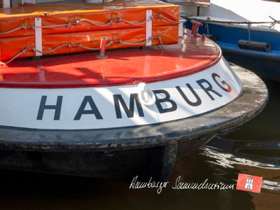 Hamburg am Heck einer Barkasse.