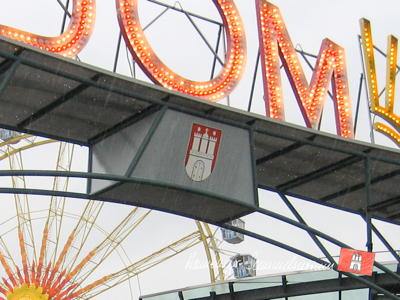 Das Hamburger Wappen am Eingang zum Dom.
