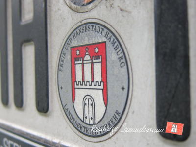 Das Hamburger Wappen auf einem KFZ-Kennzeichen in Hamburg.