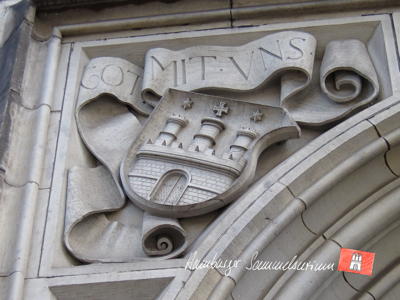 Das Hamburger Wappen am Haus der Patriotische Gesellschaft.