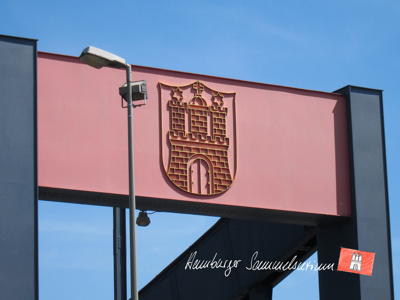 Das Hamburger Wappen an südlichen Kopf der Neuen Elbbrücke.