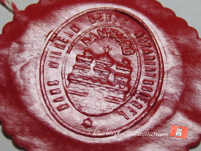 Das Hamburger Wappen auf dem Siegel unter einem alten Vertrag.