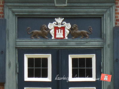 Das Hamburger Wappen über einer Tür in Wohldorf.