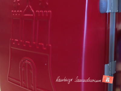 Das Hamburger Wappen auf einem Koffer.