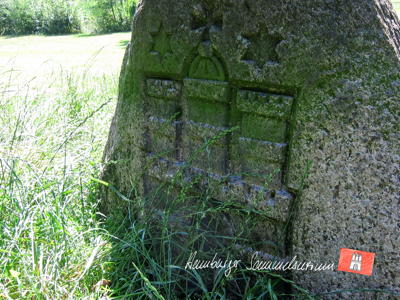Das Hamburger Wappen auf einem Stein im Eppendorfer Park.