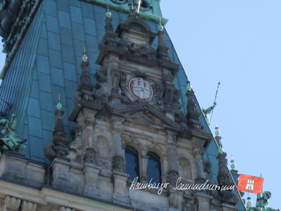 Das Hamburger Wappen am Rathausturm.