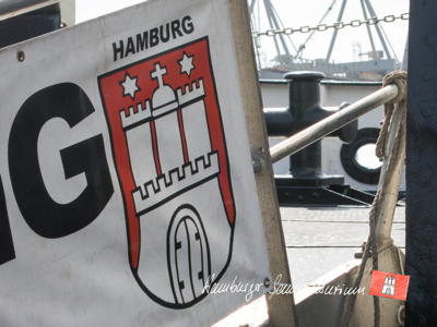 Das Hamburger Wappen an einer Gangway im Museumshafen.