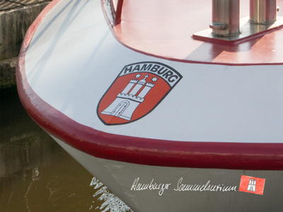 Das Hamburger Wappen am Bug eines Schiffes.