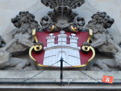 Das Hamburger Wappen, gesehen auf dem Rathausturm.