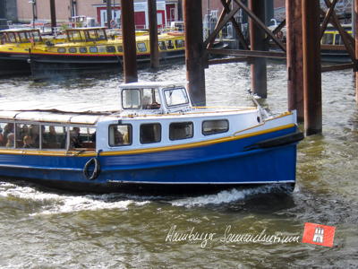 Barkasse auf Hafenrundfahrt im Zollkanal.