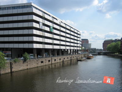 Blick über das Alsterfleet auf mit einem Parkhaus überbaute Straße Herrlichkeit.