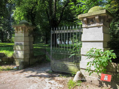 Nebeneingang zum Hirschpark an der Elbchaussee. Nebeneingang zum Hirschpark an der Elbchaussee.