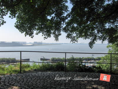 Blick vom Hirschpark über die Elbe und das Mühlenberger Loch. Blick vom Hirschpark über die Elbe und das Mühlenberger Loch.