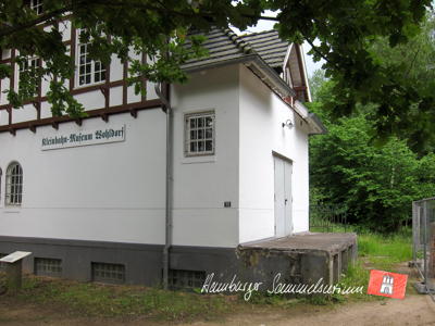 Empfangsgebäude Kleinbahnhof Wohldorf mit Laderampe. Empfangsgebäude Kleinbahnhof Wohldorf mit Laderampe.