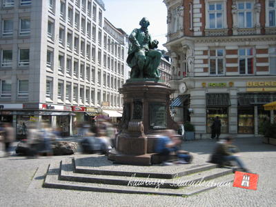 Das Lessing-Denkmal auf dem Gänsemarkt. Das Lessing-Denkmal auf dem Gänsemarkt.