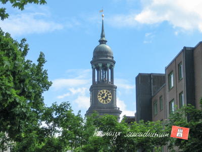 Der Turm des Hamburger Michel von Westen.