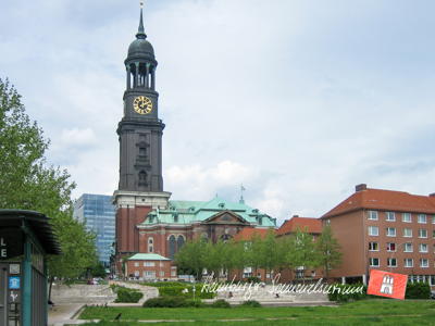 Der Hamburger Michel aus Richtung Elbe gesehen.