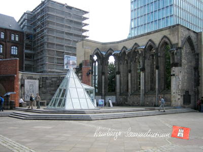 Ehemaliges Kirchenschiff mit Glaspyramide.