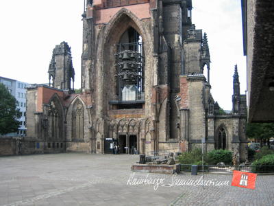 Fuß des Turms mit Eingang zum Fahrstuhl.