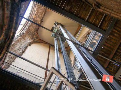 Fahrstuhlschacht im Turm der Nikolaikirche.